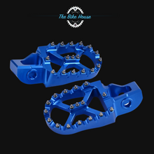 Load image into Gallery viewer, HUSQVARNA ANODISED BLUE CNC 57mm WIDE FOOT PEGS FOR ULTIMATE GRIP STAINLESS TEETH
